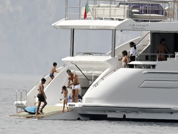 La familia de Cristiano y Georgina bañándose en el mar.