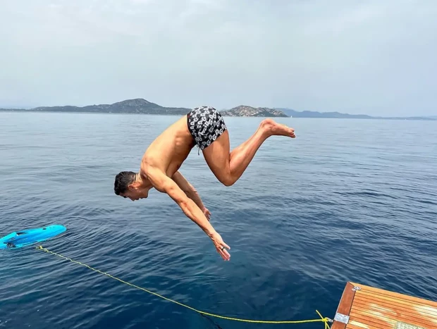 Cristiano Ronaldo saltando de cabeza al agua.