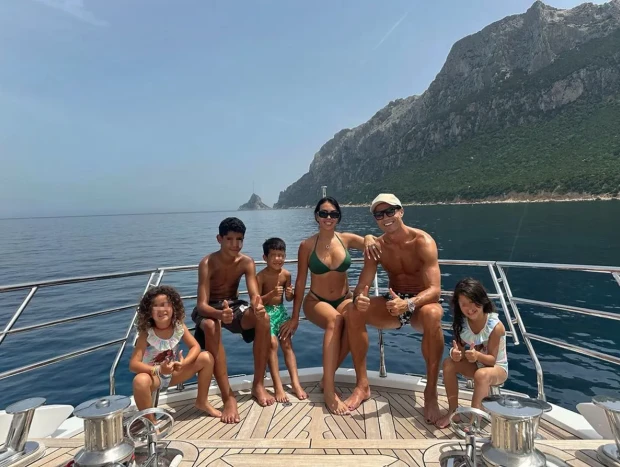 Georgina Rodríguez y Cristiano Ronaldo posando con sus hijos en la cubierta de su yate