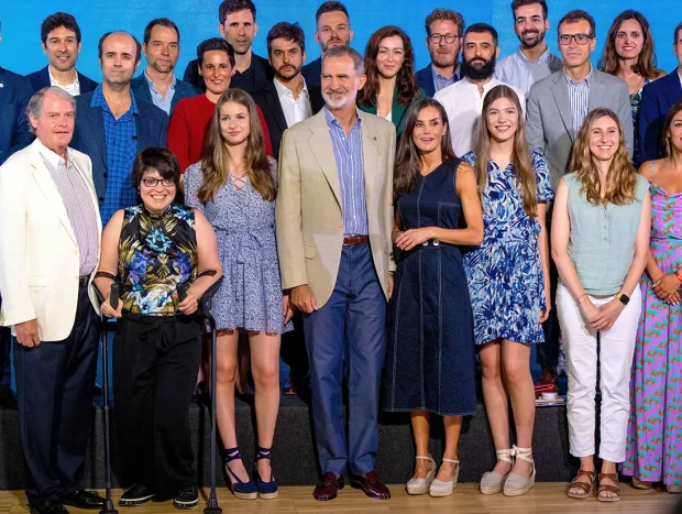 Leonor, Sofía, Felipe y Letizia posando juntos en Girona