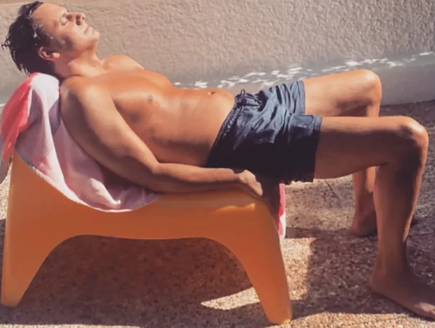 Ion Aramendi tomando el sol.