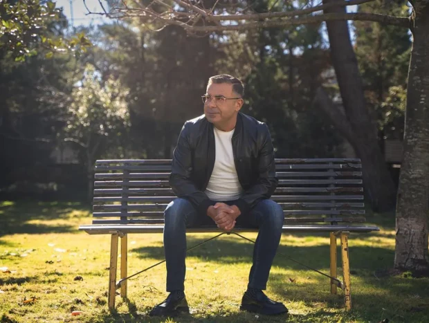 Jorge Javier sentado en un banco.