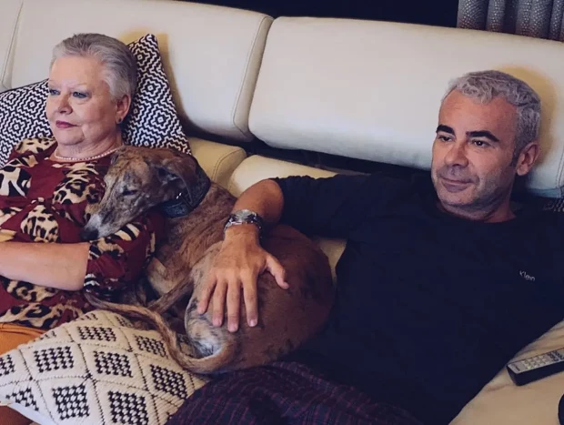 Jorge Javier Vázquez viendo la tele con su madre.