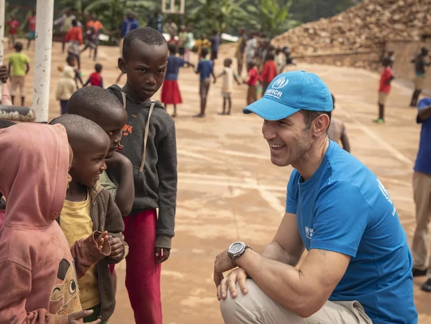 Jesús Vázquez con niños africanos durante un viaje de Acnur