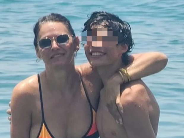 Fabiola Martínez y su hijo Carlos, en la playa.