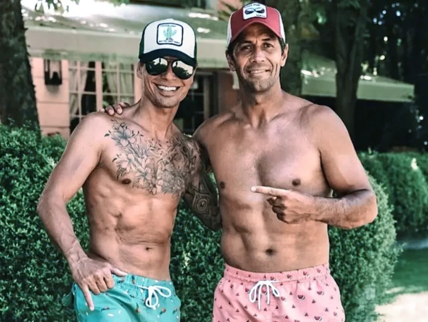 Julio José y Fernando Verdasco posando juntos en bañador