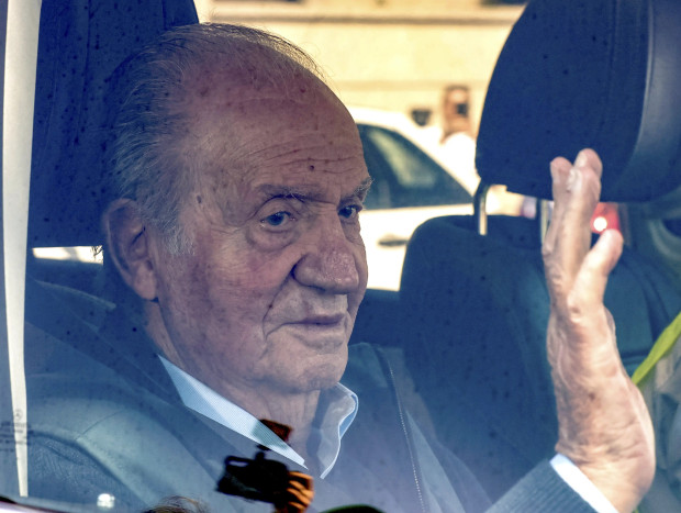 El Rey emérito, saludando desde el coche