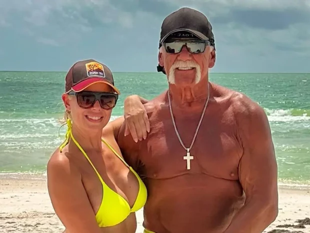 Hulk Hogan posando junto a su pareja.