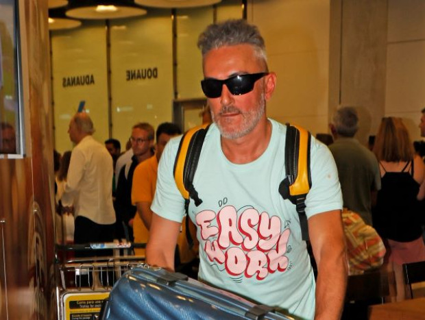 Kiko Hernández a su llegada al aeropuerto de Madrid