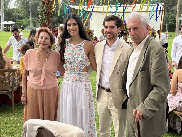 El escritor y su esposa, en la boda de su nieta el pasado mes de marzo