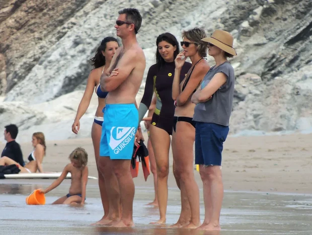 La infanta Cristina con Iñaki Urdangarín y una de sus cuñadas en la playa.