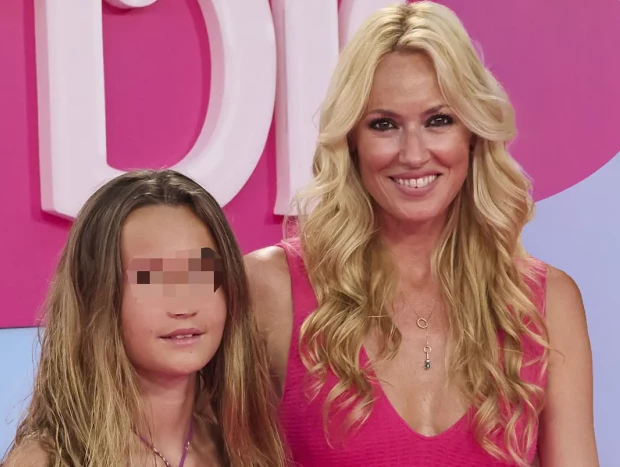 Carolina Cerezuela con su hija en el photocall del estreno de la película 'Barbie'.