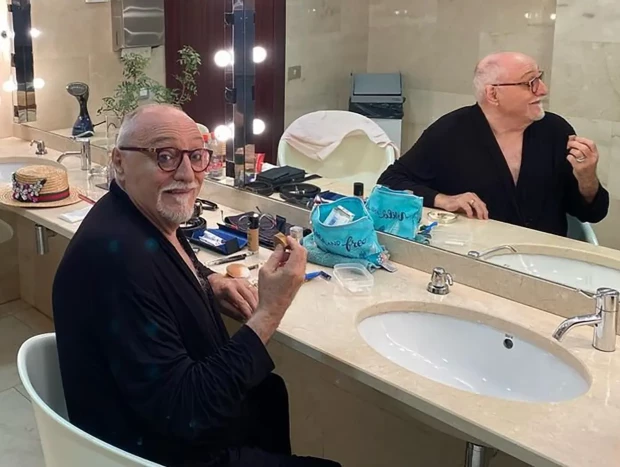 Moncho Borrajo arreglándose en el camerino antes de salir a escena.