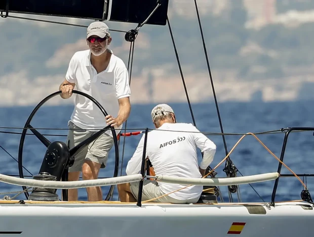 El rey Felipe VI en su embarcación, 'Aifos'.