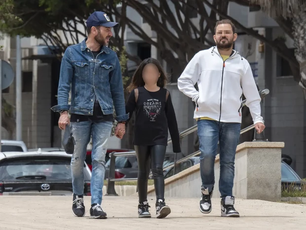 Antonio David Flores paseando con sus hijos Lola y David