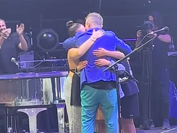 Alejandro Sanz abraza a sus hijos