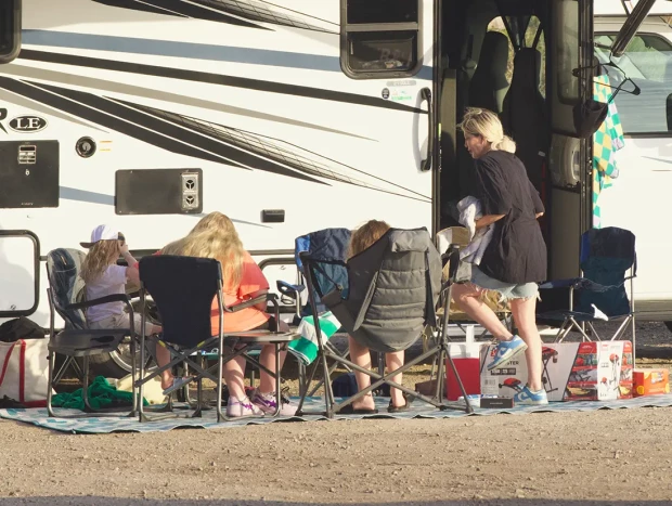 Tori Spelling con sus hijos en su caravana