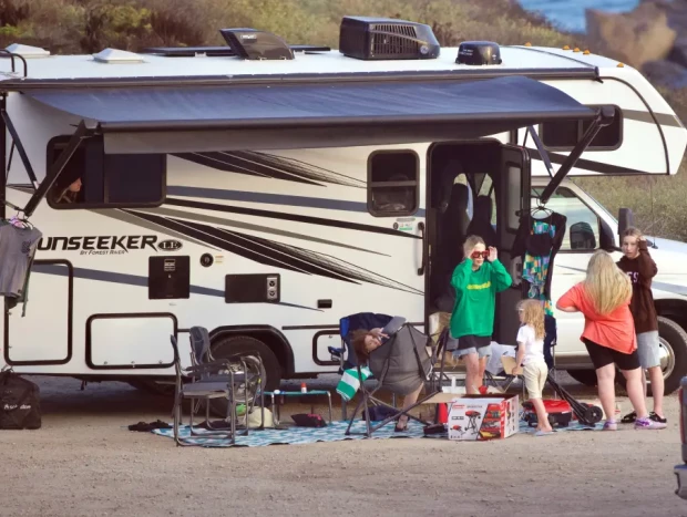 Tori Spelling y sus hijos en su caravana