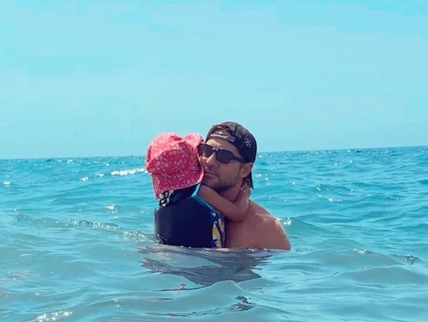 David Bisbal se baña con su hija