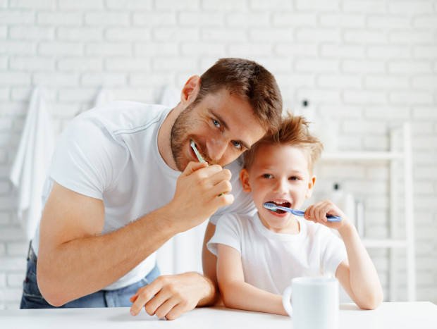 Desde la niñez se han de cepillar los dientes durante dos minutos después de cada comida para eliminar la placa bacteriana.