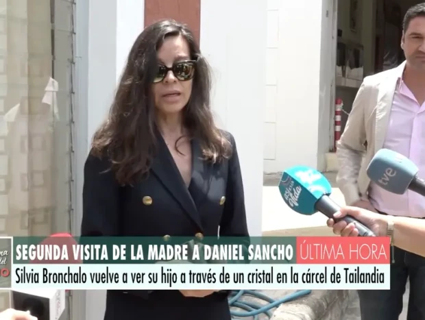Silvia Bronchalo habla con la prensa en el 2º día de visita a Daniel (captura Telecinco)