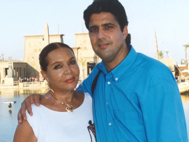 Sara Montiel y Tony Hernández, en el parque valenciano 'Terra Mítica'.