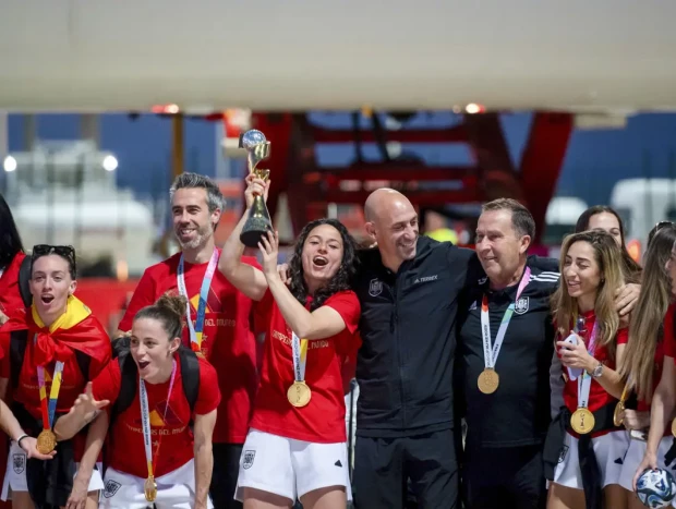 Luis Rubiales con la selección femenina de fútbol