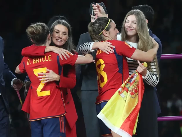 Letizia y Sofía abrazan y felicitan a las jugadoras Ona Batlle y Mariona Caldentey.