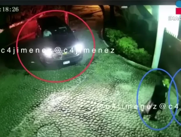 Imágenes, compartidas por el periodista Carlos Jiménez, conocido como C4, de los ladrones llevándose el coche del cantante.