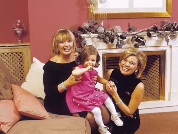 Alejandra Rubio junto a su madre y su abuela.