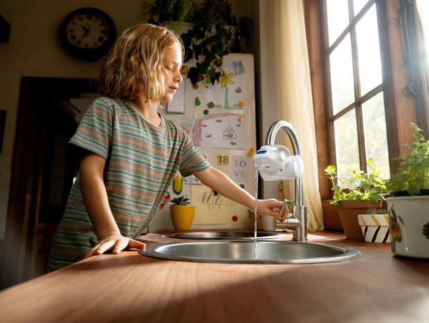 Niño con un filtro de Brita