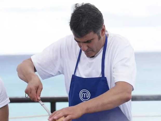 El ayudante de cocina estaba lavando platos en la cocina.