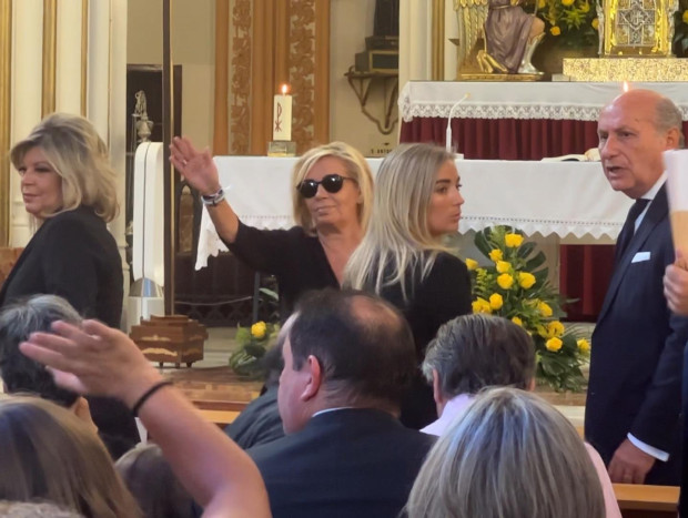 Terelu y Carmen, junto con su hija y su marido, en el homenaje de María Teresa.