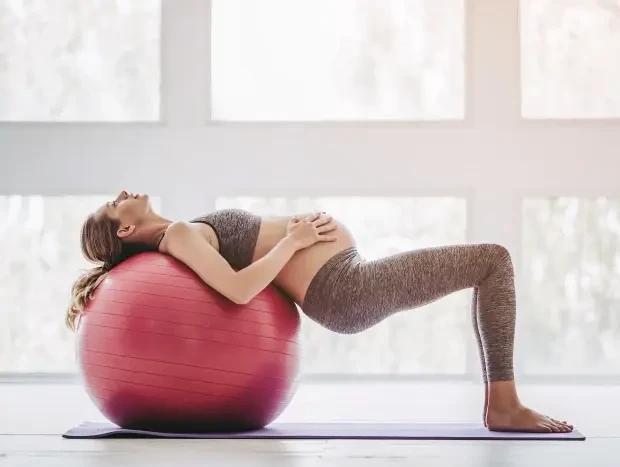 Mujer realizando ejercicios en el embarazo