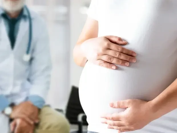 Mujer embarazada visitando al ginecólogo
