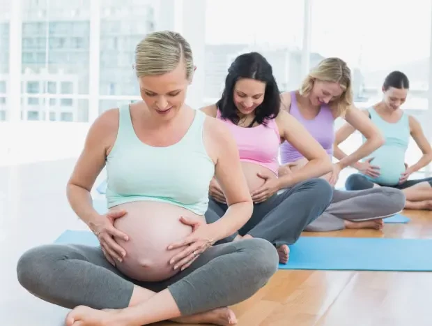 Mujeres embarazadas realizando ejercicios de preparación al parto