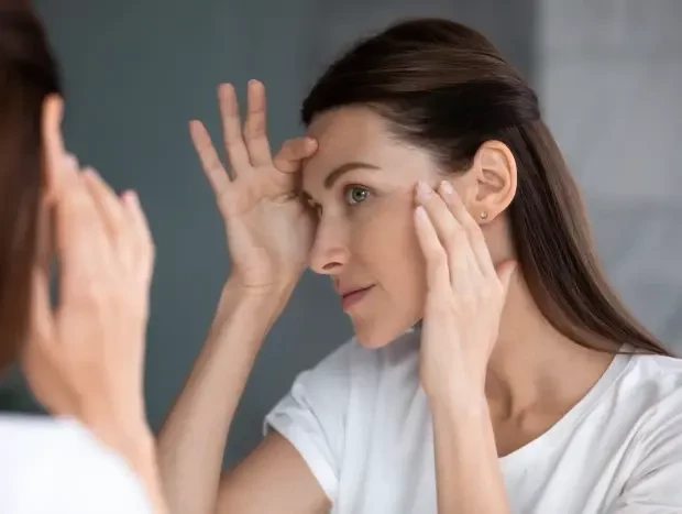 Mujer mirando cómo le queda el botox facial