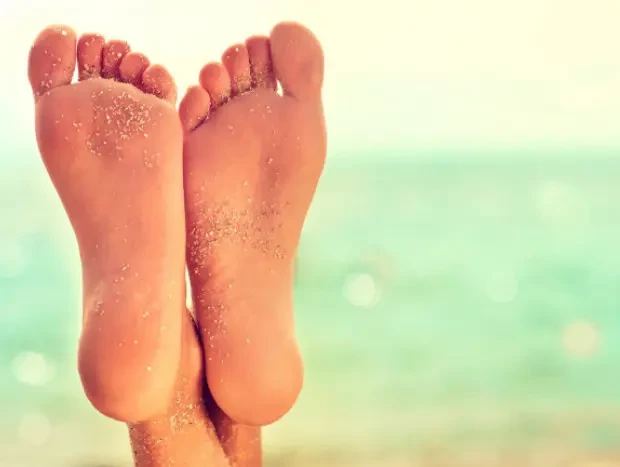 Pies en verano sin grietas en los pies tras una pedicura casera