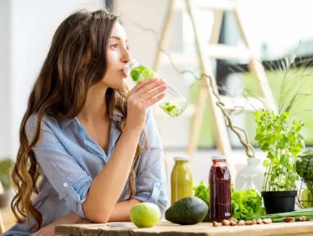 Mujer siguiendo hábitos diarios saludables para abdomen plano