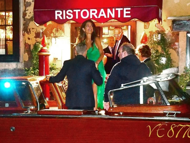 Amal y George Clooney llegando en barca al restaurante Da Ivo en Venecia.