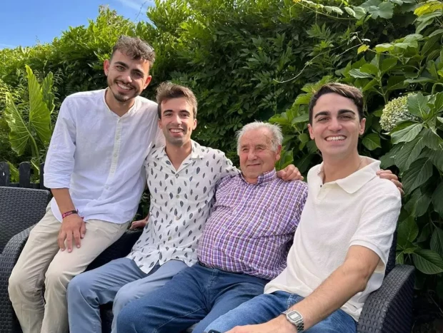 Los Mozos de Arousa junto al abuelo de Bruno.