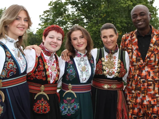 Marta Luisa de Noruega con sus hijas y el chamán.