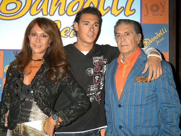 Jacobo con su madre Mari Ángeles y el patriarca de la familia.