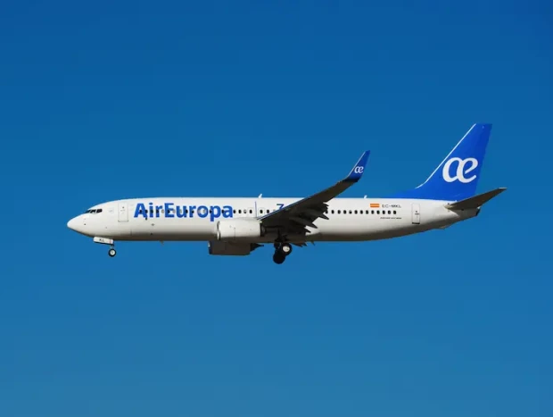 Un avión de Air Europa volando.