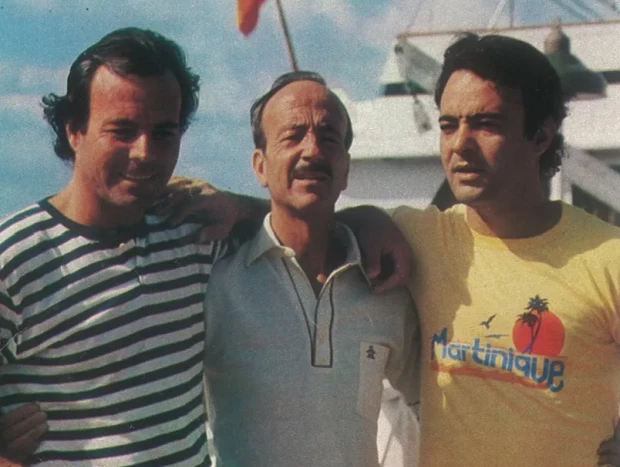 El doctor Iglesias Puga junto a su hijos Julio (izquierda) y Carlos (derecha).