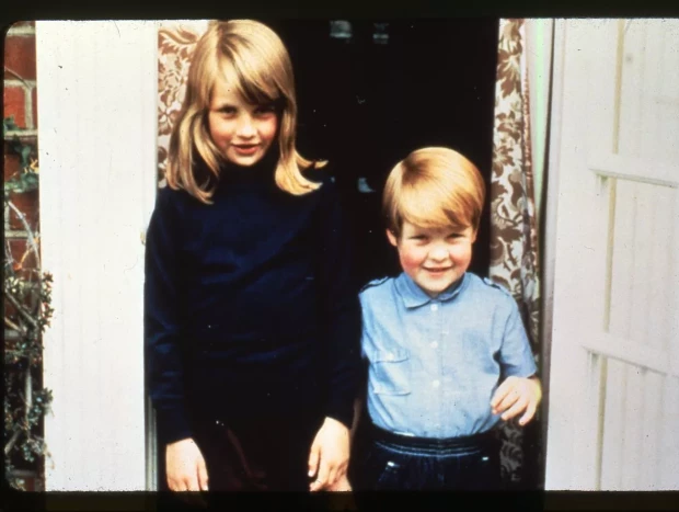 Lady Di, de niña junto a su hermano.
