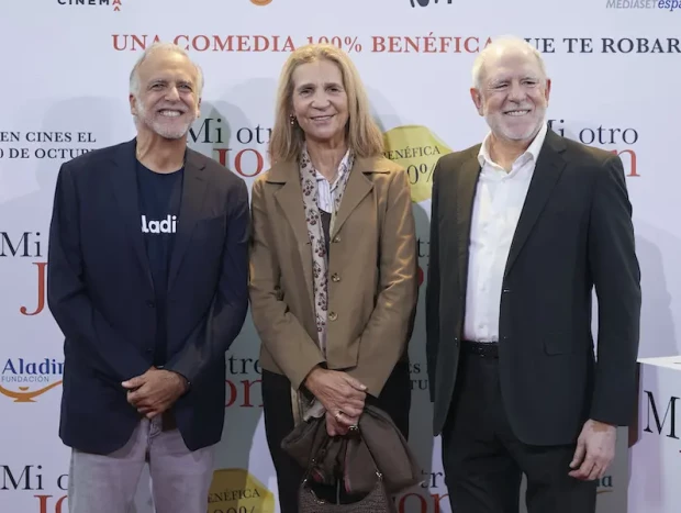 La infanta Elena en el photocall de 'Mi otro Jon' con Paco Arango