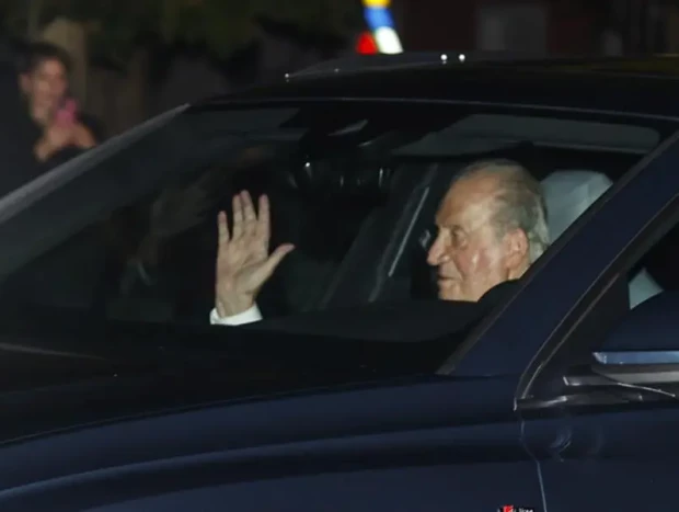 El rey Juan Carlos a su llegada a El Pardo por la celebración familiar privada de Leonor.