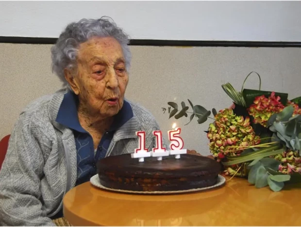 María soplando las velas de sus 115 años.