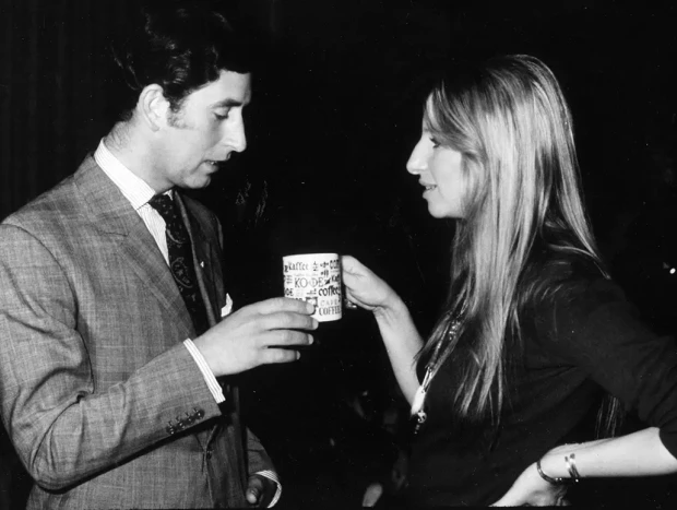 En su visita a Barbra en 1974, Carlos aceptó el sorbo de té que ella le ofreció de su
propia taza y fue todo un escándalo.
